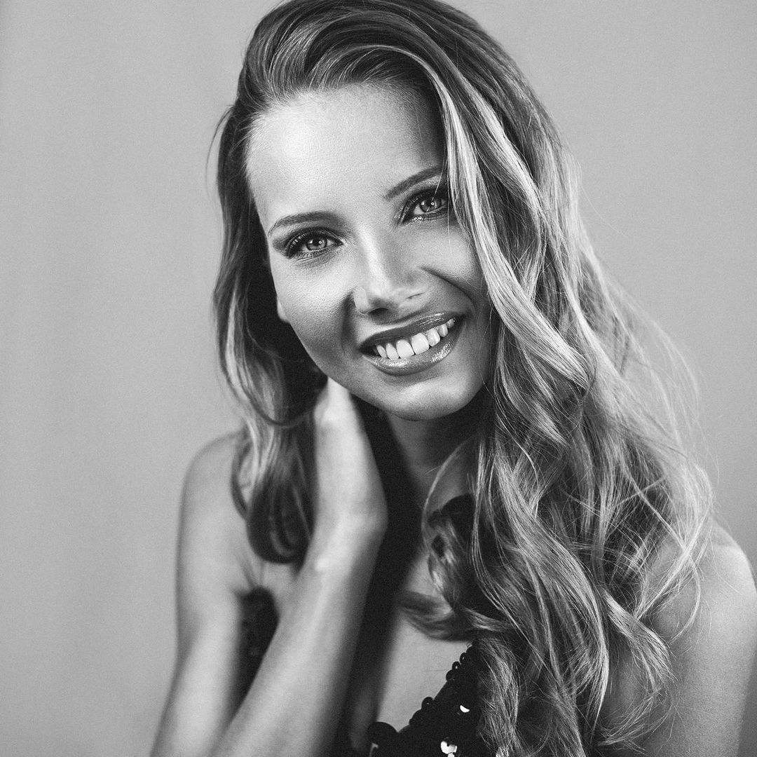 Imagen etiquetada con: Amandine Petit, Black and White, Blonde, Celebrity - Star, French, Miss France 2021, Safe for work, Smiling