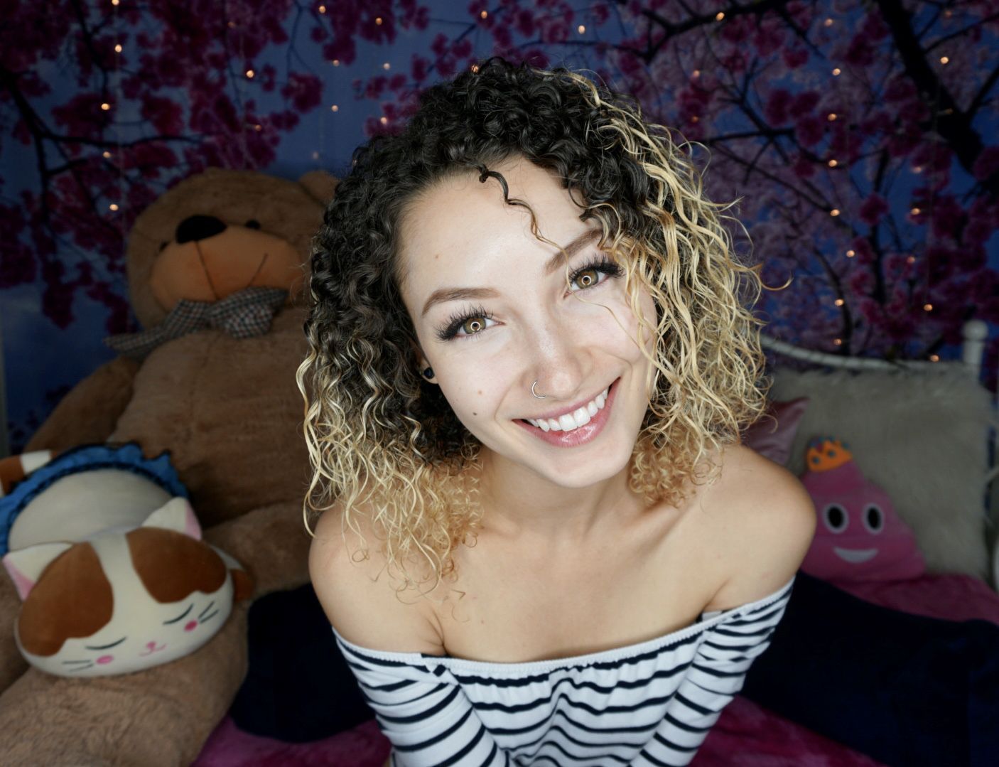 Imagen etiquetada con: Bambii Bonsai, Blonde, Brunette, Camgirl, Chaturbate, Eyes, Sexy Wallpaper, Smiling