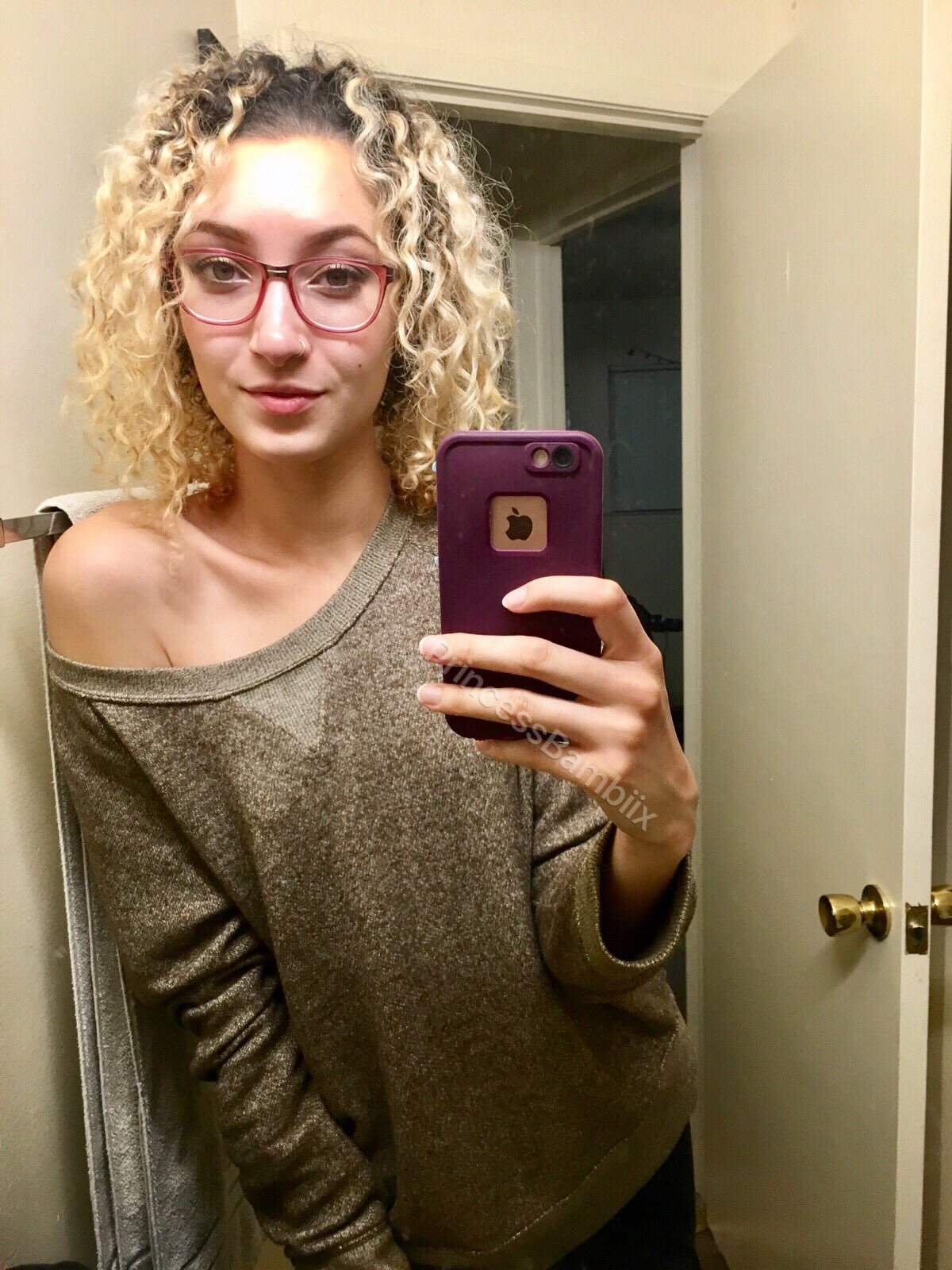 Imagen etiquetada con: Bambii Bonsai, Blonde, Brunette, Camgirl, Chaturbate, Selfie