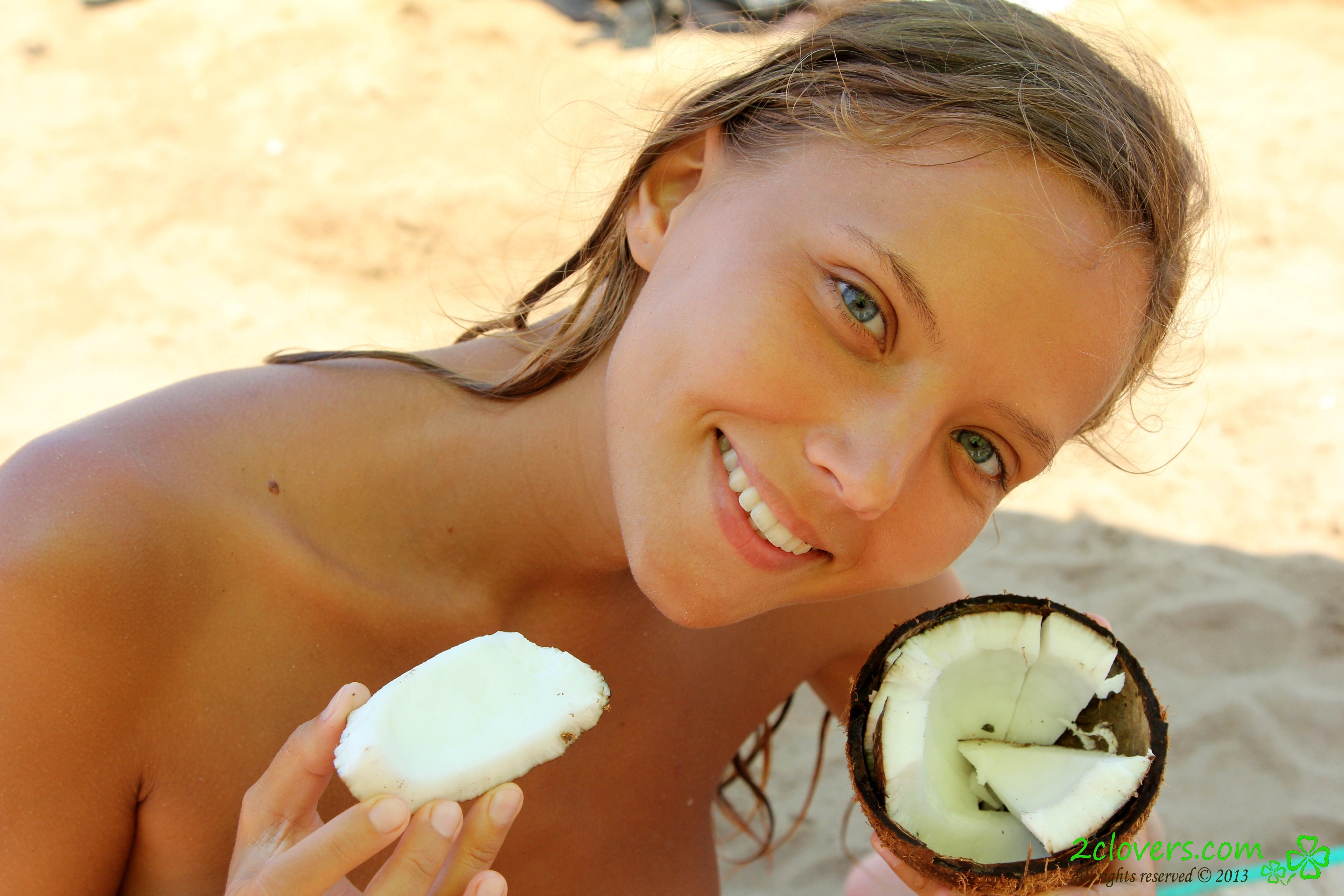 Imagen etiquetada con: Beach, Blonde, Eyes, Katya Clover - Mango A, Mouth, Muddy at the beach, Russian, Sexy Wallpaper, Smiling, Cute, Face