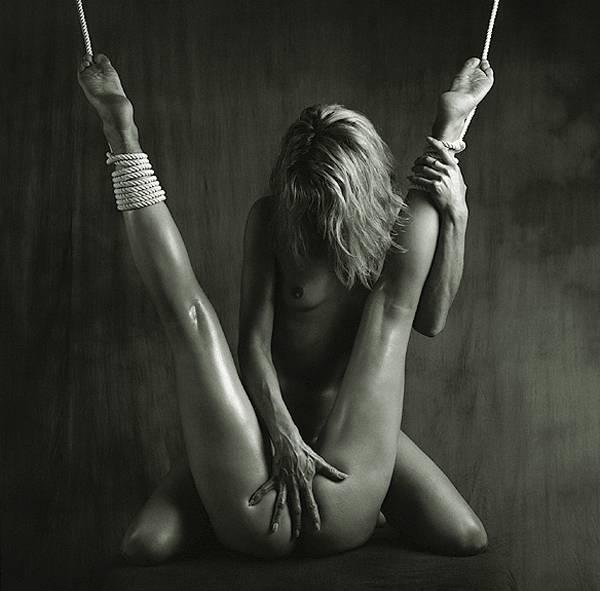 Imagen etiquetada con: Black and White, Blonde, Feet, Legs, Lesbian, 2 girls, Bondage