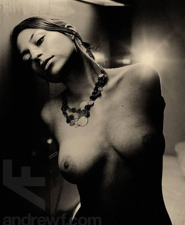 Imagen etiquetada con: Black and White, Brunette, Busty, Art, Boobs