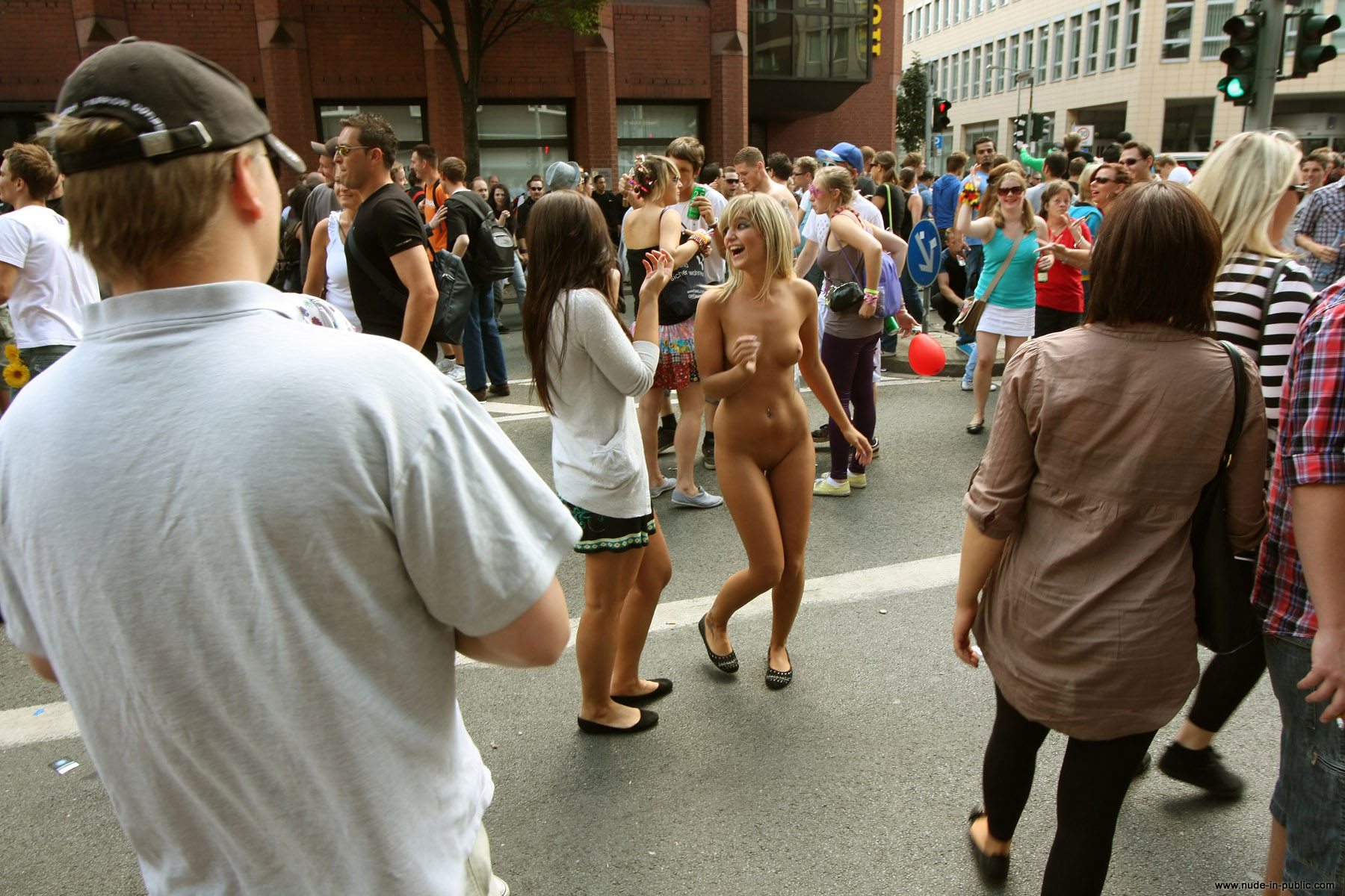 Imagen etiquetada con: Blonde, Legs, Piercing, Sexy Wallpaper, Smiling, Public, Small Tits, Tummy