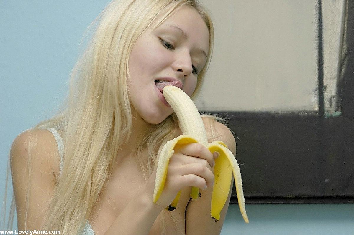 Imagen etiquetada con: Blonde, Sexy Wallpaper, Tongue, Banana, Cute