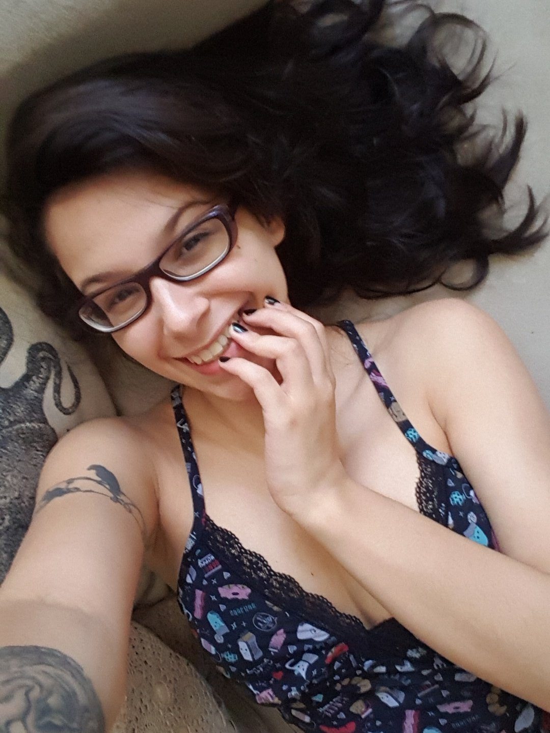 Imagen etiquetada con: Brunette, Camgirl, GweenBlack, Selfie, Smiling
