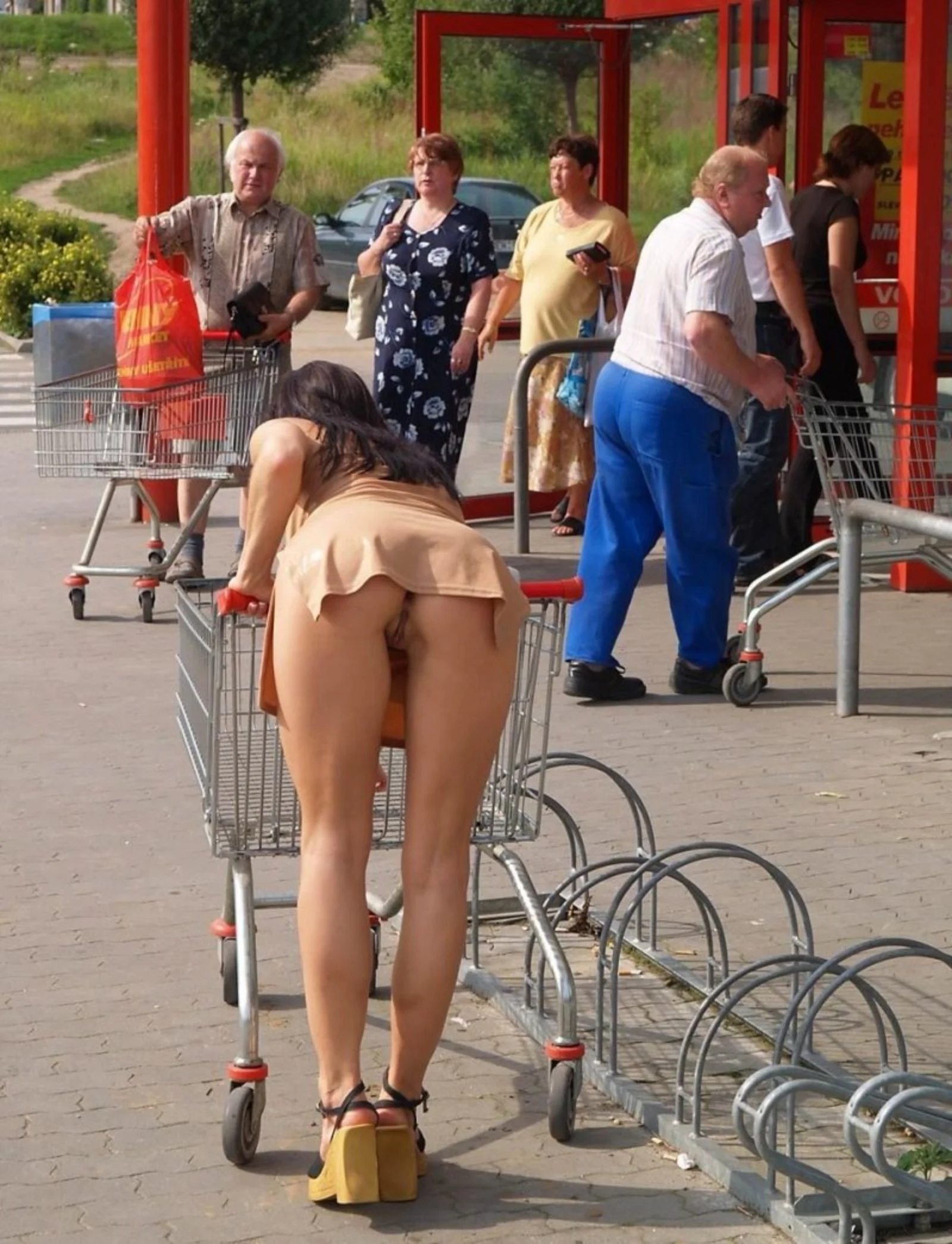 Imagen etiquetada con: Brunette, Legs, Ass - Butt, Flashing, Public, Pussy