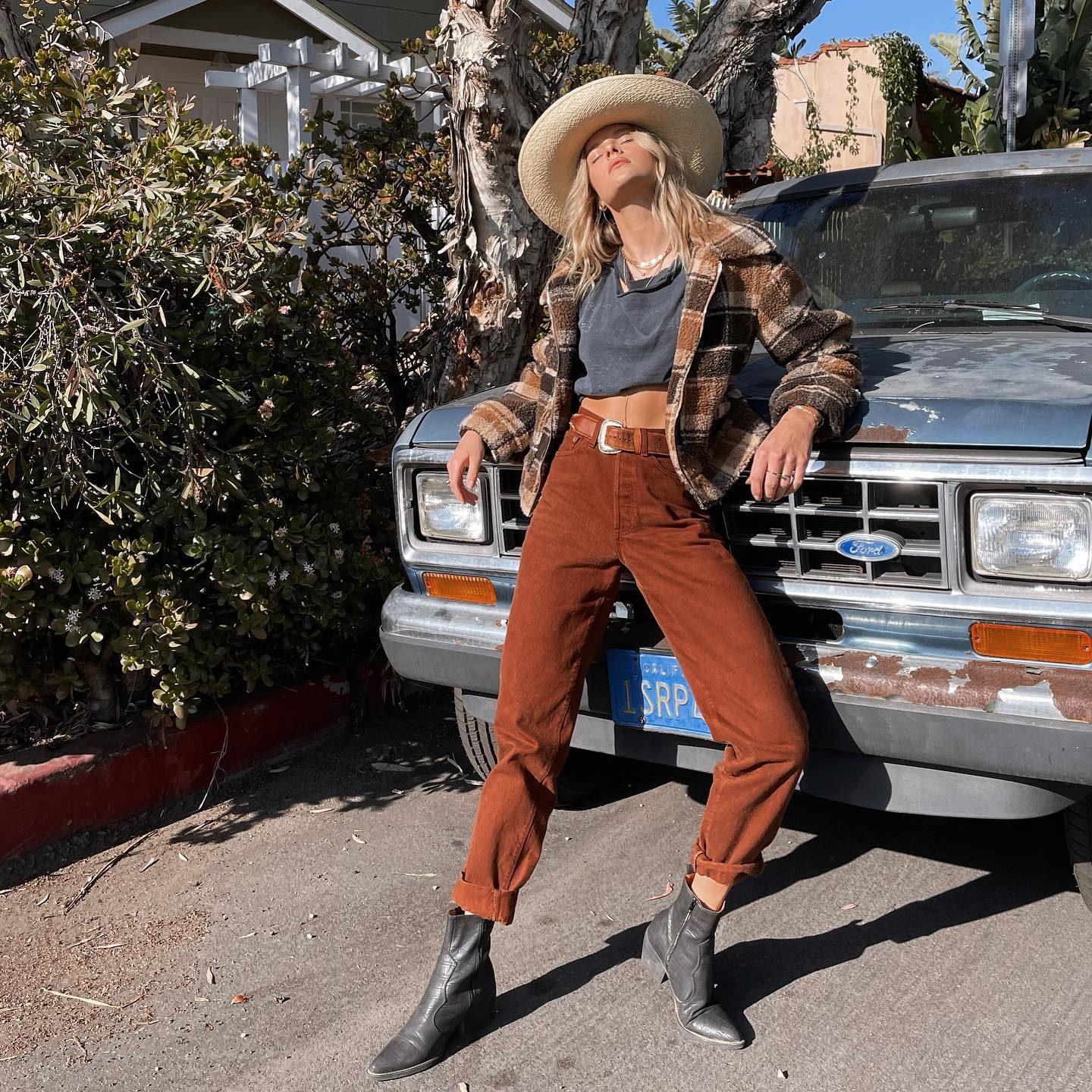 Imagen etiquetada con: Skinny, Abby Neff, American, Blonde, Car, Hat, Legs, Cute