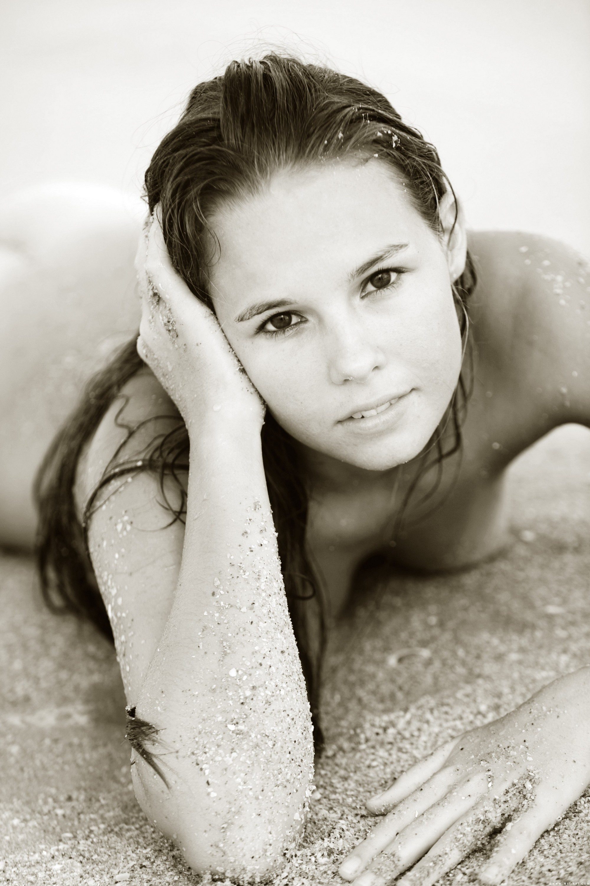 Imagen etiquetada con: Skinny, American, Aria A, Beach, Black and White, Brunette, Kevin Roberts, MET Art, Vita, Cute, Small Tits