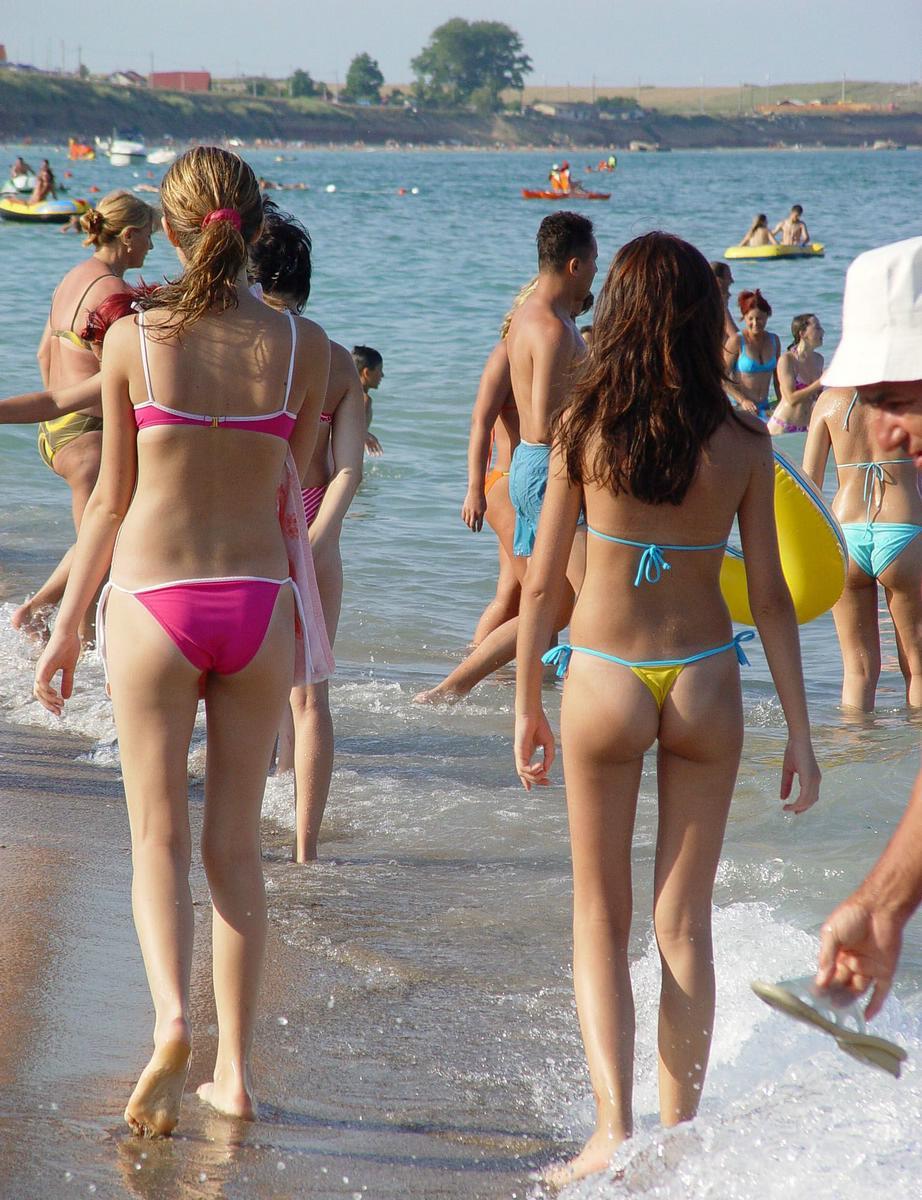 Imagen etiquetada con: Skinny, Beach, Bikini, Blonde, Brunette, Feet, Legs, 2 girls, Ass - Butt