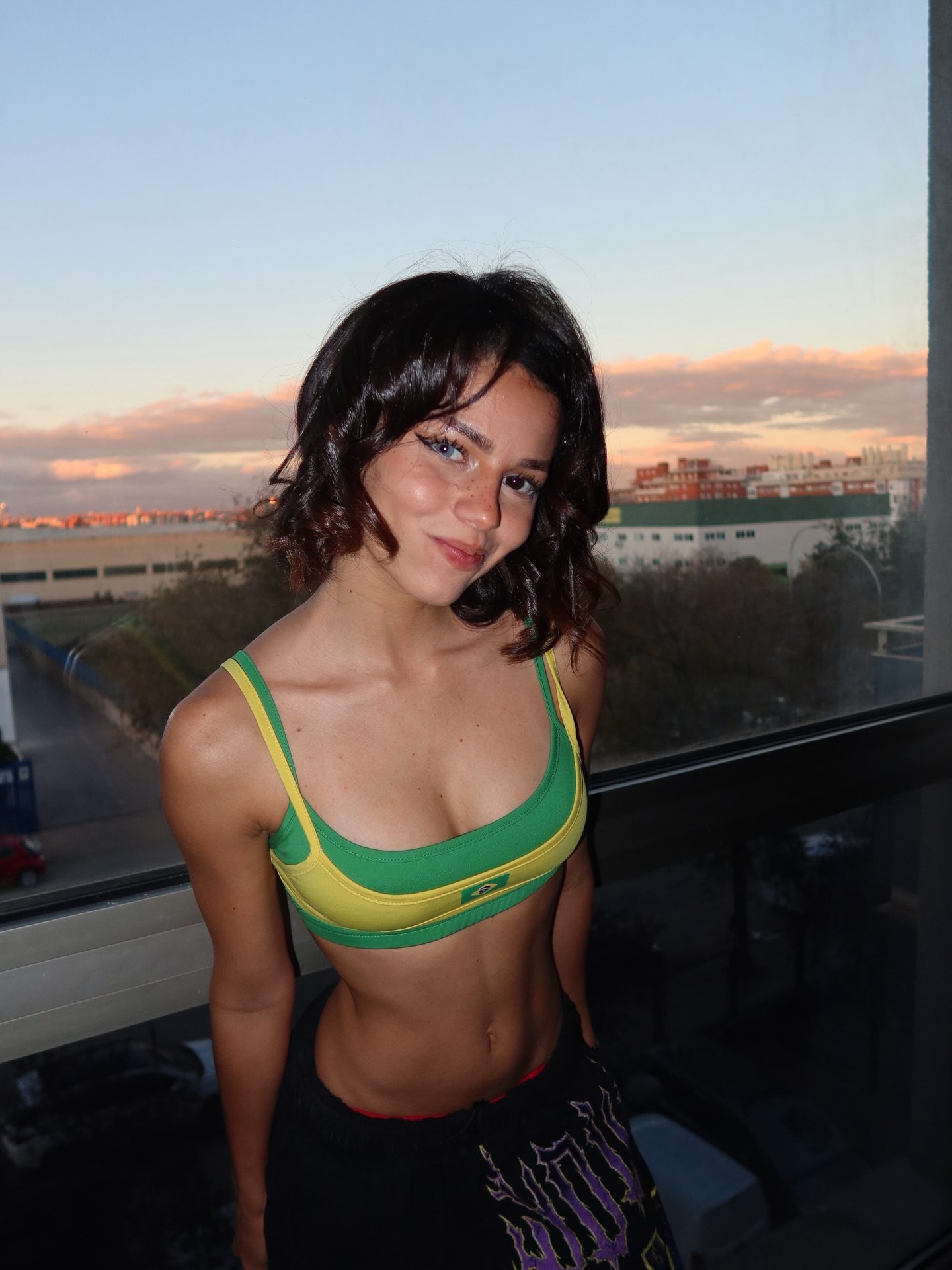 Imagen etiquetada con: Skinny, Bikini, Brazilian, Brunette, Eyes, Larissa Kimberlly, Smiling, Cute, Tummy