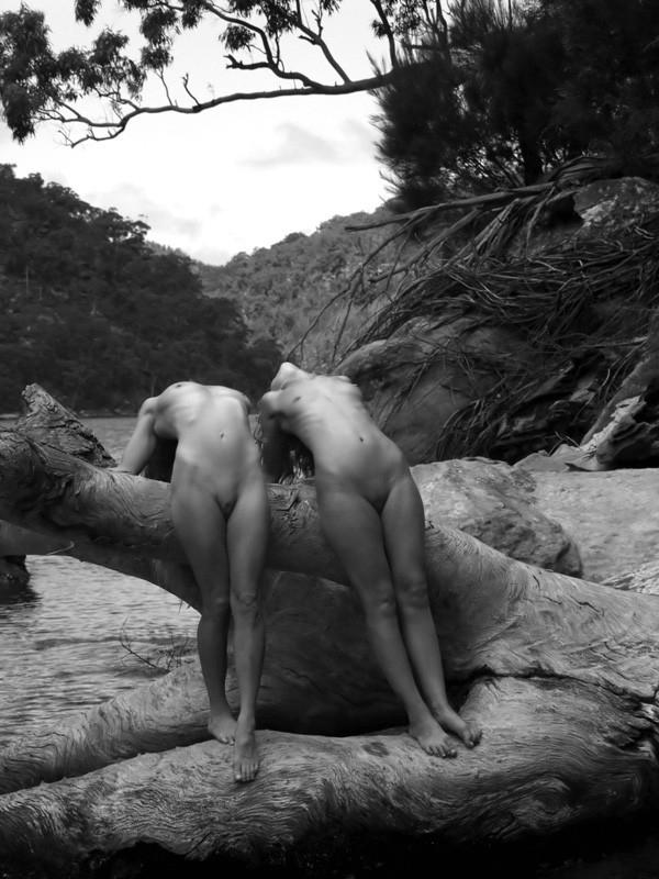 Imagen etiquetada con: Skinny, Black and White, 2 girls, Feet, Legs, Nature, Small Tits, Tummy