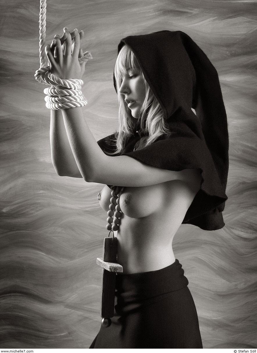 Imagen etiquetada con: Skinny, Black and White, Blonde, Bondage, Piercing, Small Tits