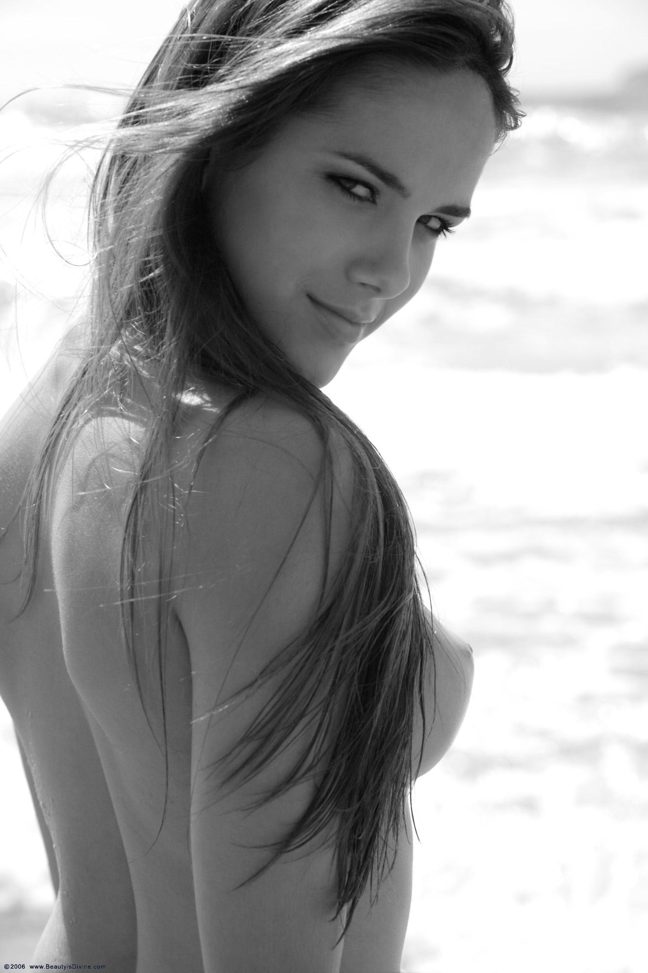 Imagen etiquetada con: Skinny, Brazilian, Brunette, Roberta Murgo, Boobs, Cute