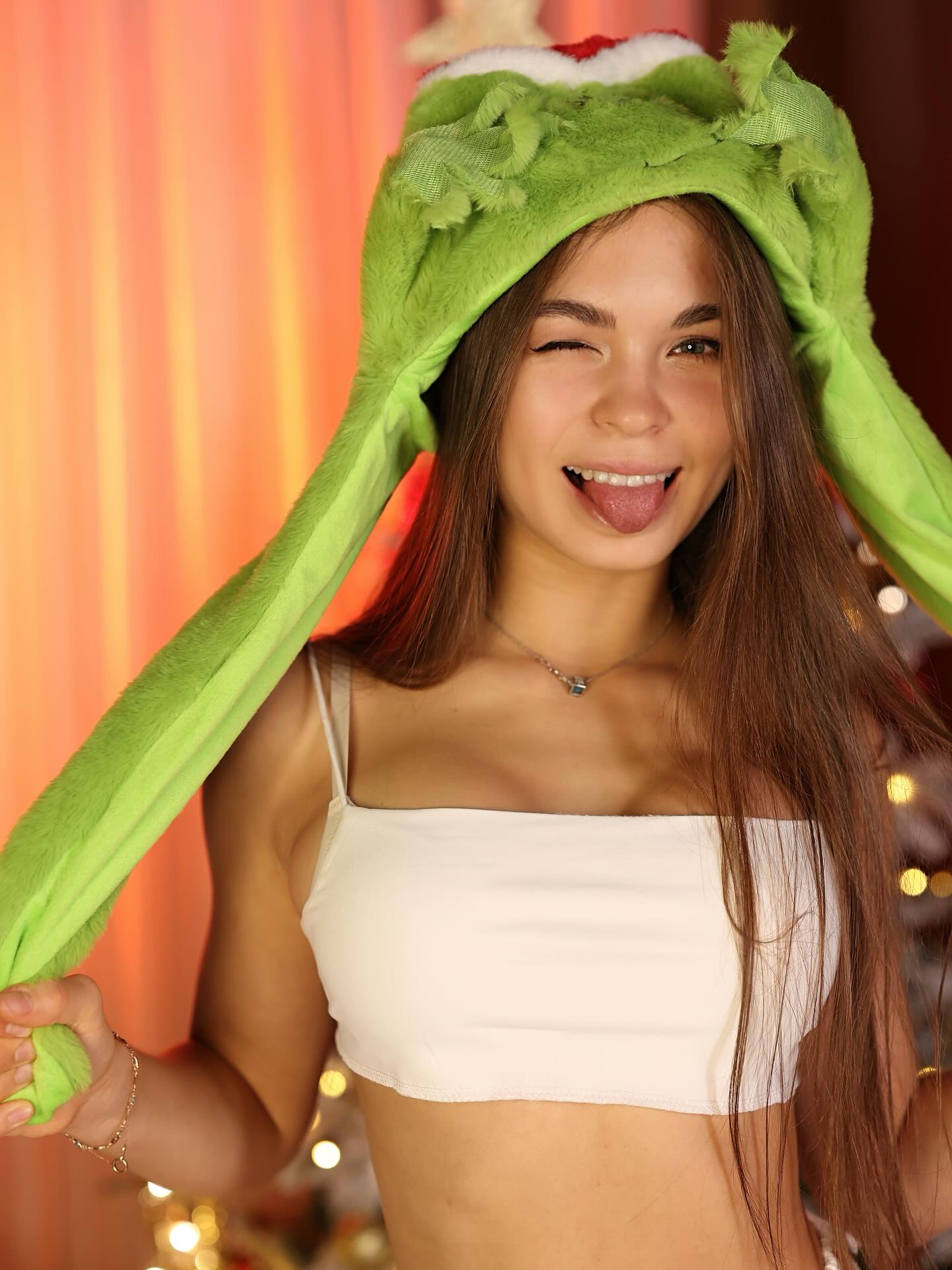 Imagen etiquetada con: Skinny, Brunette, Christmas, Eyes, Lera Buns - Valeriia Makusheva - Valeria Titova, Russian, Smiling, Tongue, Cute