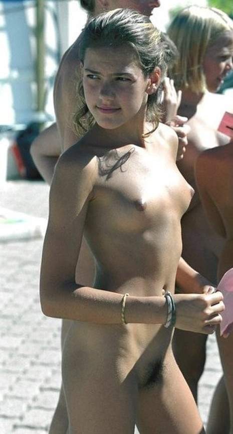 Imagen etiquetada con: Skinny, Brunette, Cute, Small Tits, Tummy