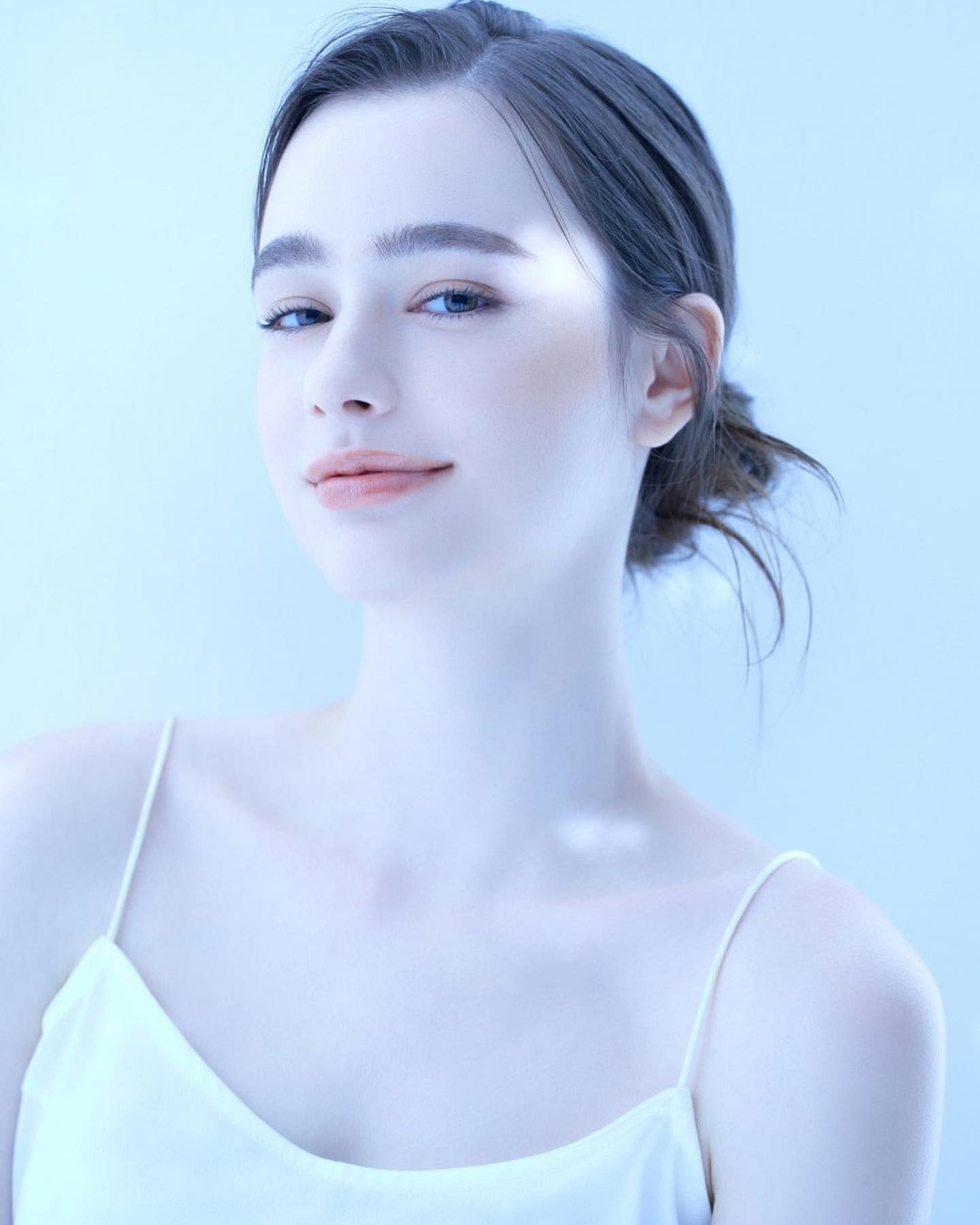 Imagen etiquetada con: Skinny, Brunette, Dasha Taran, Cute, Eyes, Mouth, Russian, Safe for work, Smiling