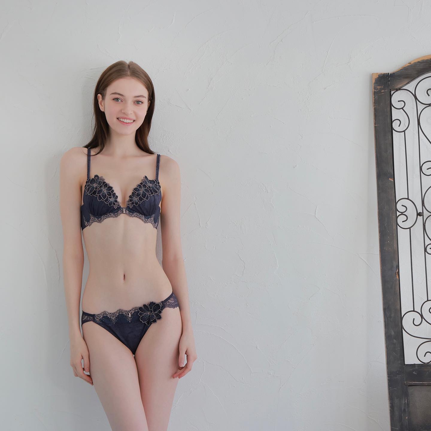 Imagen etiquetada con: Skinny, Brunette, Eyes, Smiling, Cute, Lingerie, Tummy