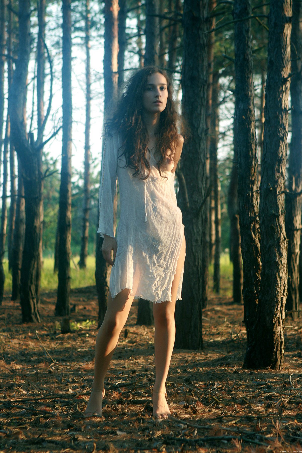 Imagen etiquetada con: Skinny, Brunette, Feet, Legs, Nature, Shy