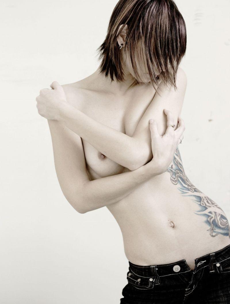 Imagen etiquetada con: Skinny, Brunette, Small Tits, Tattoo, Tummy