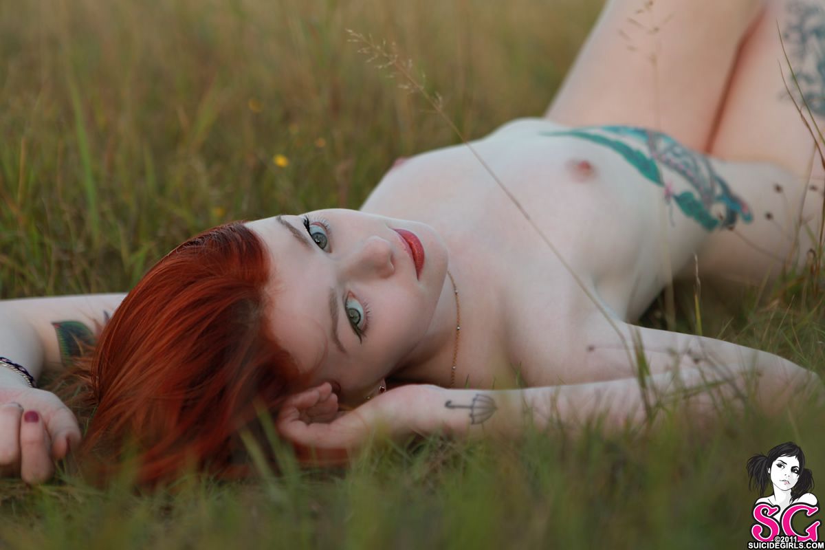 Imagen etiquetada con: Skinny, Eyes, Nature, Redhead, Sexy Wallpaper, SuicideGirls, Cute, Small Tits, Tattoo