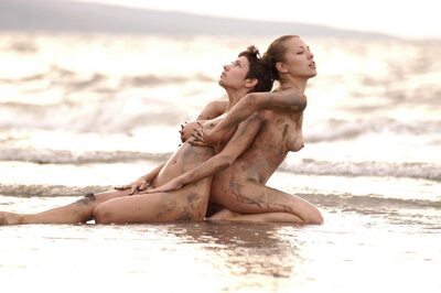 Imagen etiquetada con: 2 girls, Beach, Lesbian