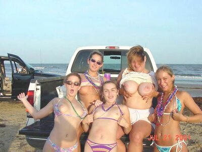 Imagen etiquetada con: 5 girls, Beach, Boobs, Flashing