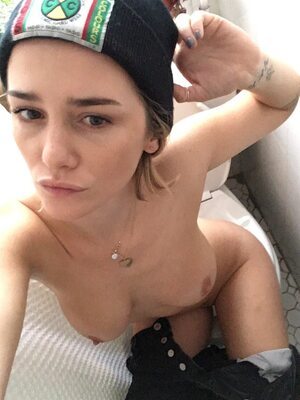 Imagen etiquetada con: Addison Timlin, Blonde, American, Boobs, Celebrity - Star, Eyes, Leaked, Selfie, Tattoo