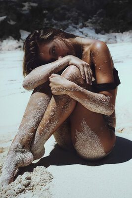 Imagen etiquetada con: Alexis Ren, Brunette, American, Beach, Celebrity - Star, Legs, Tanned