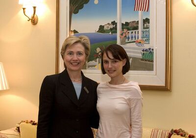 Imagen etiquetada con: American, Hillary Clinton, Israeli, Natalie Portman, Smiling, 2 girls, Celebrity - Star, Safe for work