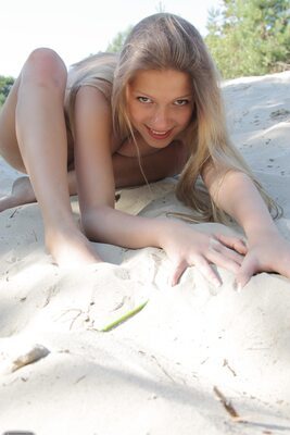 Imagen etiquetada con: Anita - Nadin, Beach, Blonde, Domai, Eyes, Goddess Nudes, Legs, Smiling, Ukrainian, Cute