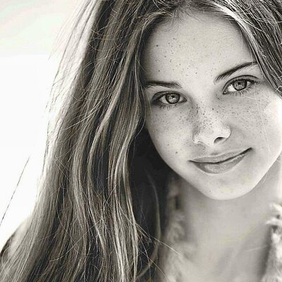 Imagen etiquetada con: Australian, Black and White, Brunette, Eyes, Meika Woollard, Smiling, Cute, Face, Safe for work