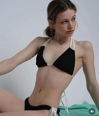 Imagen etiquetada con: Ava Rivello, Brunette, Skinny, Tummy, American, Bikini, Cute, Piercing