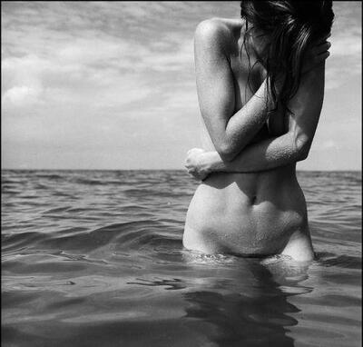 Imagen etiquetada con: Beach, Black and White, Tummy