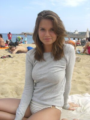 Imagen etiquetada con: Beach, Brunette, Eyes, Smiling, Cute