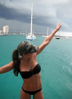 Imagen etiquetada con: Belgian, Bikini, Boat, Brunette, Natacha Nies-Piotrowski, Piercing, Cute, Tummy