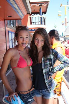 Imagen etiquetada con: Bikini, Brunette, English, Eyes, Helen Owen, Piercing, Smiling, Tongue, 2 girls, Cute, Tummy