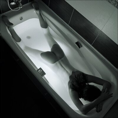 Imagen etiquetada con: Black and White, Bath