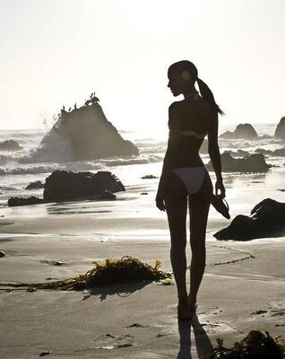 Imagen etiquetada con: Black and White, Beach, Bikini
