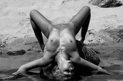 Imagen etiquetada con: Black and White, Beach, Boobs, Legs, Sexy Wallpaper