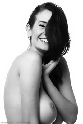 Imagen etiquetada con: Black and White, Brunette, Busty, Peta Todd, Boobs, English, Smiling