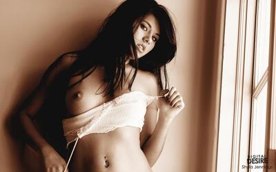 Imagen etiquetada con: Black and White, Brunette, Digital Desire, Shyla Jennings, American, Boobs, Eyes, German, Piercing, Sexy Wallpaper, Tummy