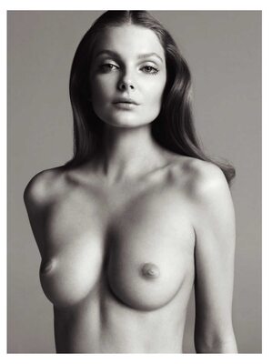 Imagen etiquetada con: Black and White, Brunette, Eniko Mihalik, Boobs, Celebrity - Star, Cute, Eyes, Hungarian