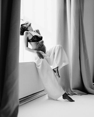 Imagen etiquetada con: Black and White, Brunette, Katya Clover - Mango A, Cute, Lingerie, Pregnant, Russian, Tummy