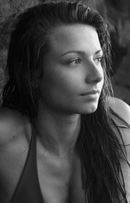 Imagen etiquetada con: Black and White, Brunette, Natacha Nies-Piotrowski, Belgian, Cute, Eyes, Face, Safe for work