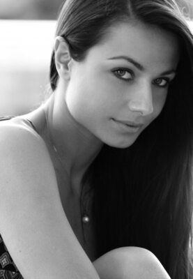 Imagen etiquetada con: Black and White, Brunette, Natacha Nies-Piotrowski, Belgian, Cute, Eyes, Safe for work