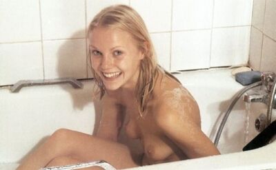 Imagen etiquetada con: Blonde, Bath