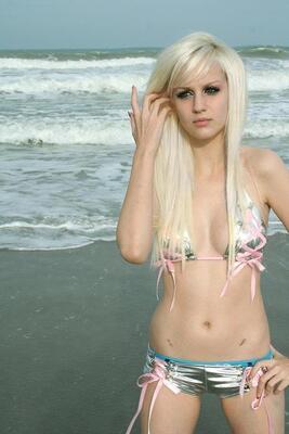 Imagen etiquetada con: Blonde, Beach, Bikini