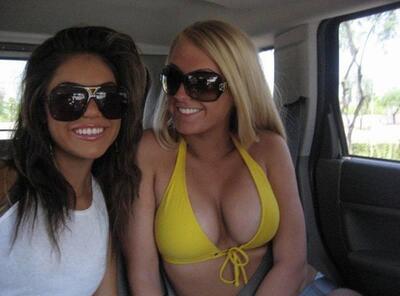 Imagen etiquetada con: Blonde, Brunette, 2 girls, Car, Smiling