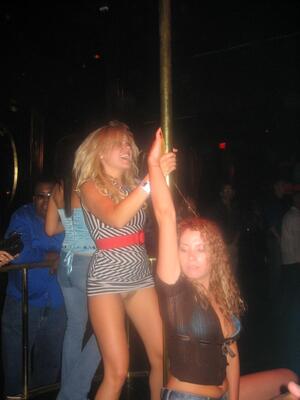 Imagen etiquetada con: Blonde, Brunette, Legs, 2 girls, Public