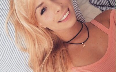 Imagen etiquetada con: Blonde, Camgirl, Chaturbate, Jana Volkova, Sexy Wallpaper, Smiling